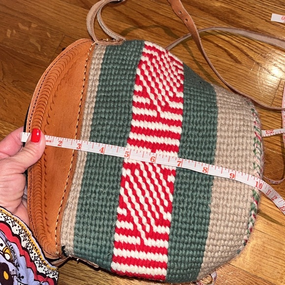 Handmade in Africa bucket style woven crossbody bag - Picture 4 of 9